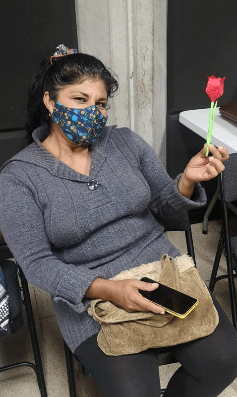 REGALO PARA MAMÁ. Esta madre luce orgullosa una flor de papel que le hizo su hijo durante la actividad. (Foto LNP).